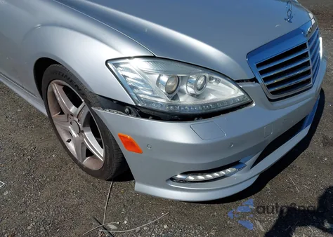 2010 Mercedes-Benz S 550 z USA, uszkodzony, nr VIN WDDNG7BB2AA321712